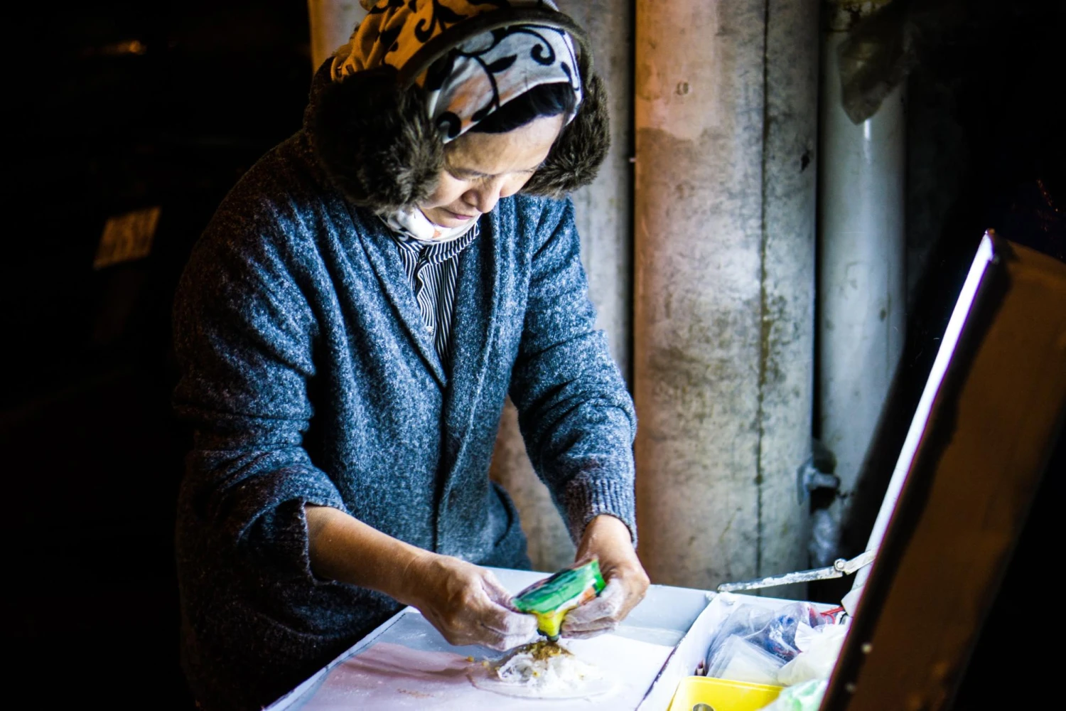 Older lady doing crafts. Crafts for people living with dementia - Focus Care